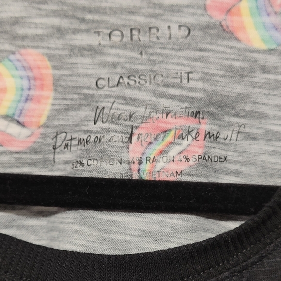Torrid Rainbow Lips Pride 🌈 T-shirt - Size 1X - Picture 5 of 5
